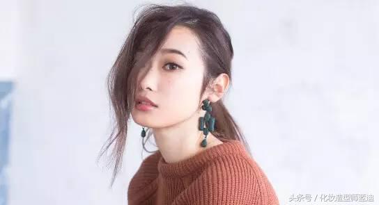 長卷發(fā)發(fā)型扎法圖片（最簡單的長卷發(fā)怎么扎好看）(13)