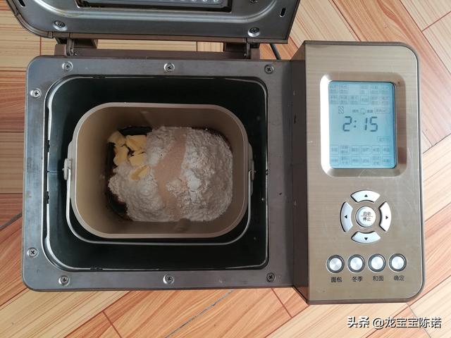 面包機(jī)做面包怎么做才松軟好吃（面包機(jī)做面包最好的方法）(5)