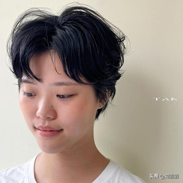 紋理發(fā)型圖片女短發(fā)（長(zhǎng)頭發(fā)燙卷有哪些發(fā)型）(7)