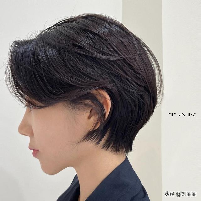 紋理發(fā)型圖片女短發(fā)（長(zhǎng)頭發(fā)燙卷有哪些發(fā)型）(11)