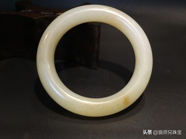 和田玉鐲子怎么鑒別真假（如何鑒別和田玉手鐲真假的方法）(1)