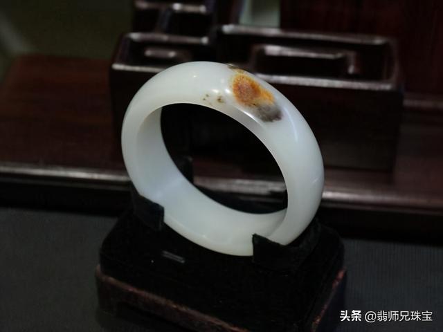 和田玉鐲子怎么鑒別真假（如何鑒別和田玉手鐲真假的方法）(3)