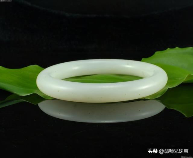 和田玉鐲子怎么鑒別真假（如何鑒別和田玉手鐲真假的方法）(4)