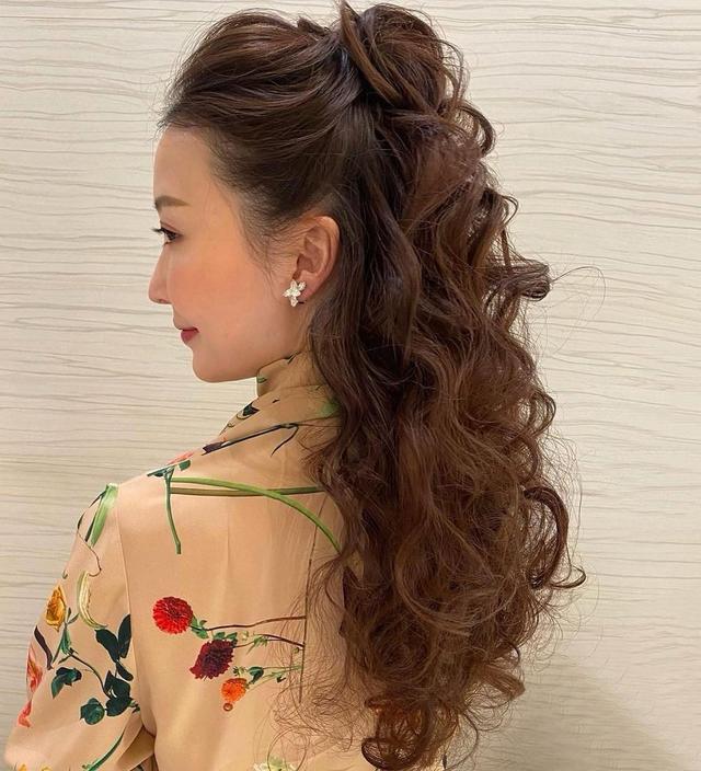 卷發(fā)怎么盤(pán)好看又簡(jiǎn)單（洋氣減齡披肩短卷發(fā)怎么扎好看）(6)