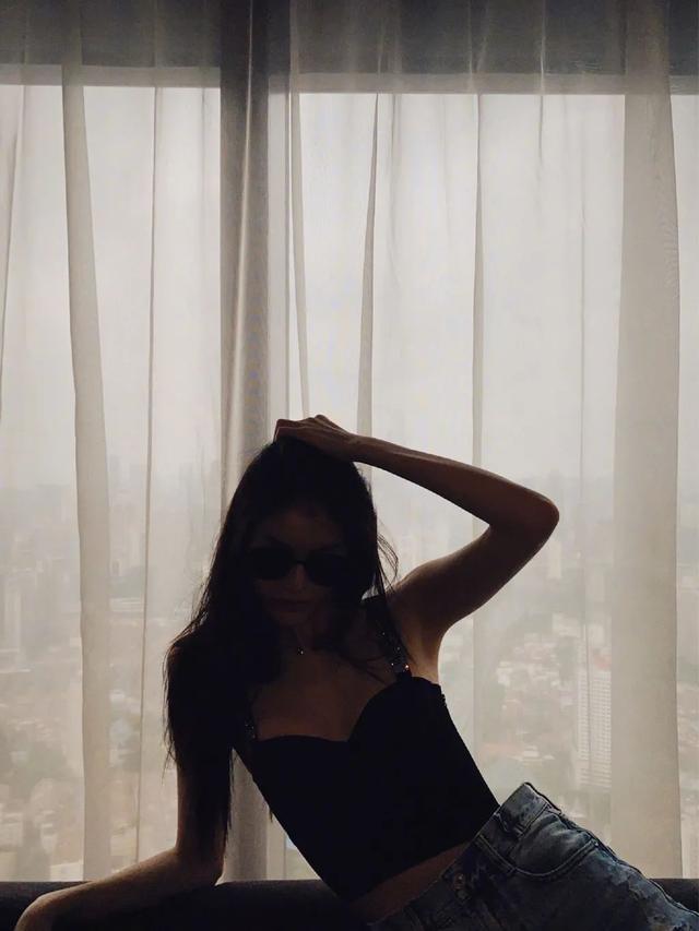 時(shí)尚吊帶背心怎么搭（最時(shí)尚吊帶背心搭配方法）(5)