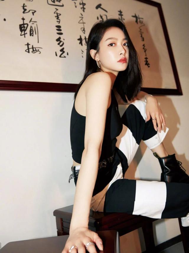 時(shí)尚吊帶背心怎么搭（最時(shí)尚吊帶背心搭配方法）(7)