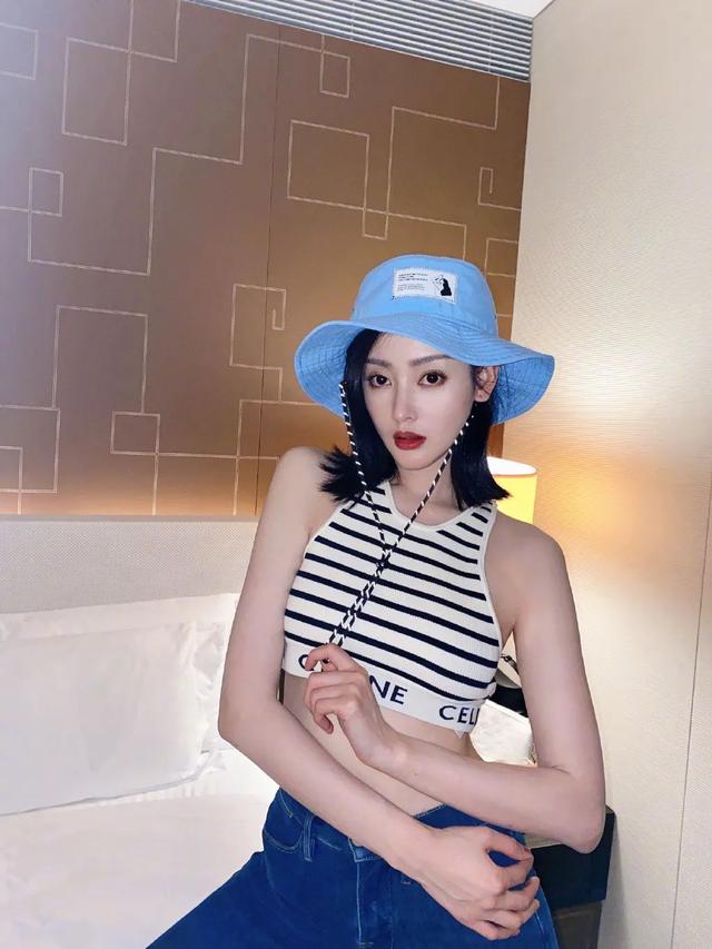 時(shí)尚吊帶背心怎么搭（最時(shí)尚吊帶背心搭配方法）(9)