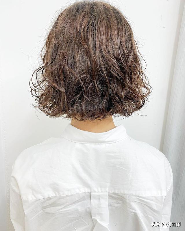 好看的卷發(fā)發(fā)型（好看的女士發(fā)型推薦16款）(8)