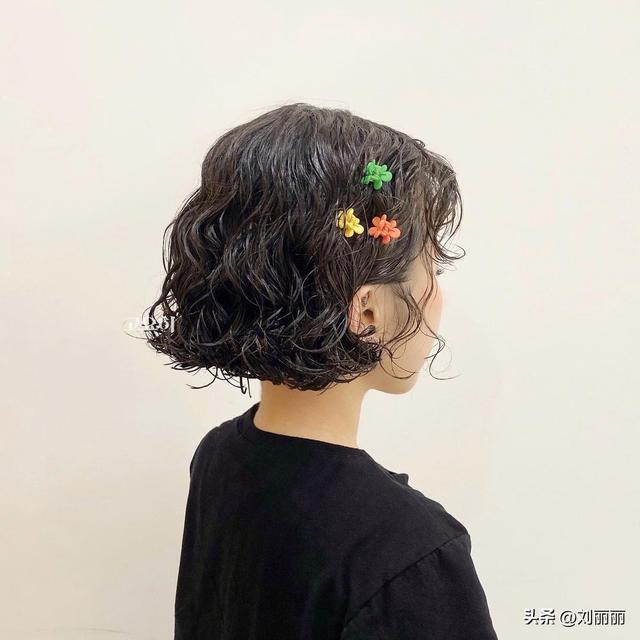 好看的卷發(fā)發(fā)型（好看的女士發(fā)型推薦16款）(9)