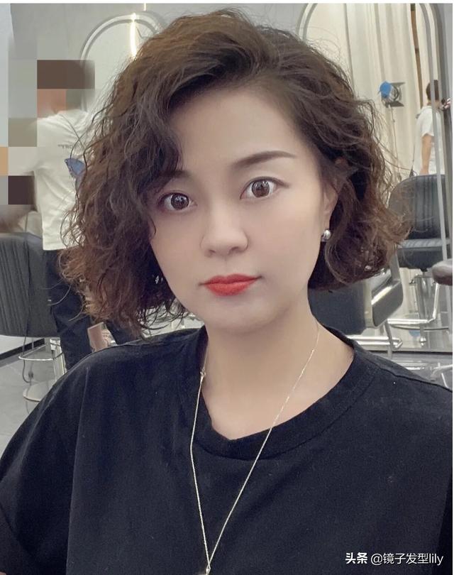 波波頭卷發(fā)短發(fā)發(fā)型圖片（最洋氣最年輕的短發(fā)波波頭發(fā)型）(7)