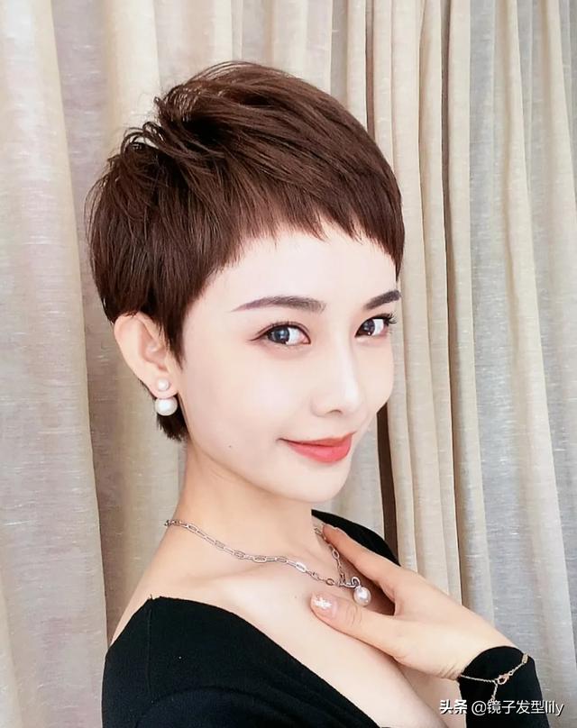 波波頭卷發(fā)短發(fā)發(fā)型圖片（最洋氣最年輕的短發(fā)波波頭發(fā)型）(16)