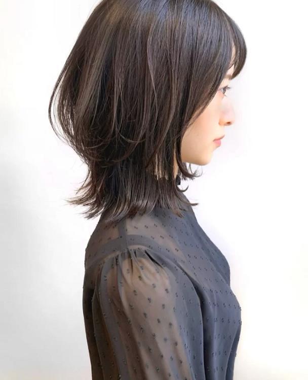 胖圓臉短發(fā)發(fā)型圖片（50歲的圓臉型女人適合剪什么短發(fā)）(1)