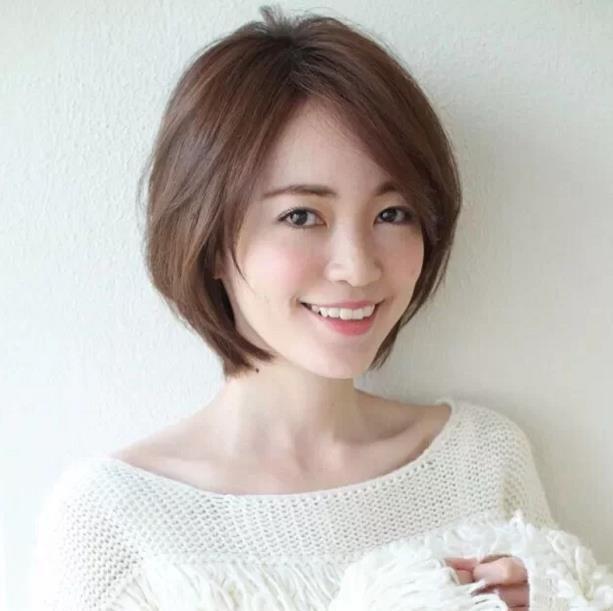 胖圓臉短發(fā)發(fā)型圖片（50歲的圓臉型女人適合剪什么短發(fā)）(3)