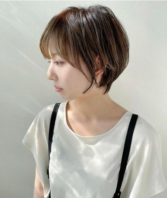 胖圓臉短發(fā)發(fā)型圖片（50歲的圓臉型女人適合剪什么短發(fā)）(5)