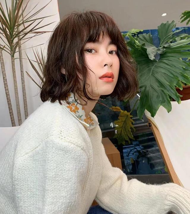 胖圓臉短發(fā)發(fā)型圖片（50歲的圓臉型女人適合剪什么短發(fā)）(6)