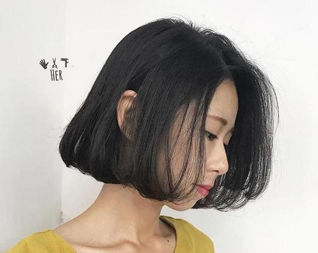 胖圓臉短發(fā)發(fā)型圖片（50歲的圓臉型女人適合剪什么短發(fā)）(8)