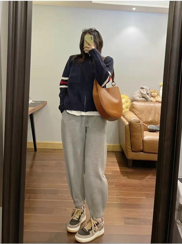 灰色褲子搭配什么顏色上衣（冬天灰色褲子搭配什么顏色上衣好看）(9)