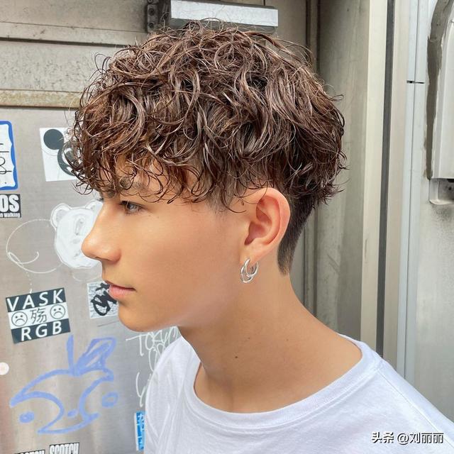 男燙發(fā)發(fā)型圖片大全（今年最新款男士發(fā)型圖片）(7)