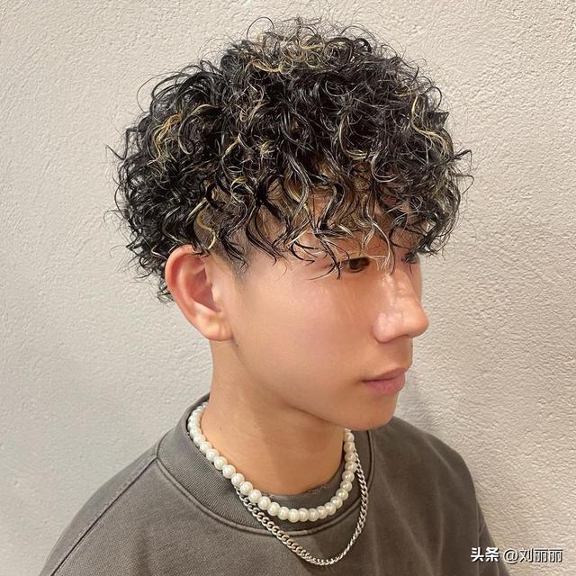 男燙發(fā)發(fā)型圖片大全（今年最新款男士發(fā)型圖片）(8)