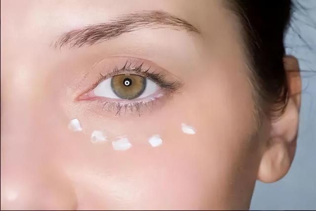 眼霜的正確使用方法（眼霜是什么時(shí)候用的正確使用方法）(2)