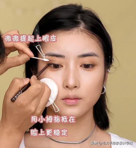 化妝教程詳細(xì)（新手化妝詳細(xì)的彩妝教程步驟）(27)