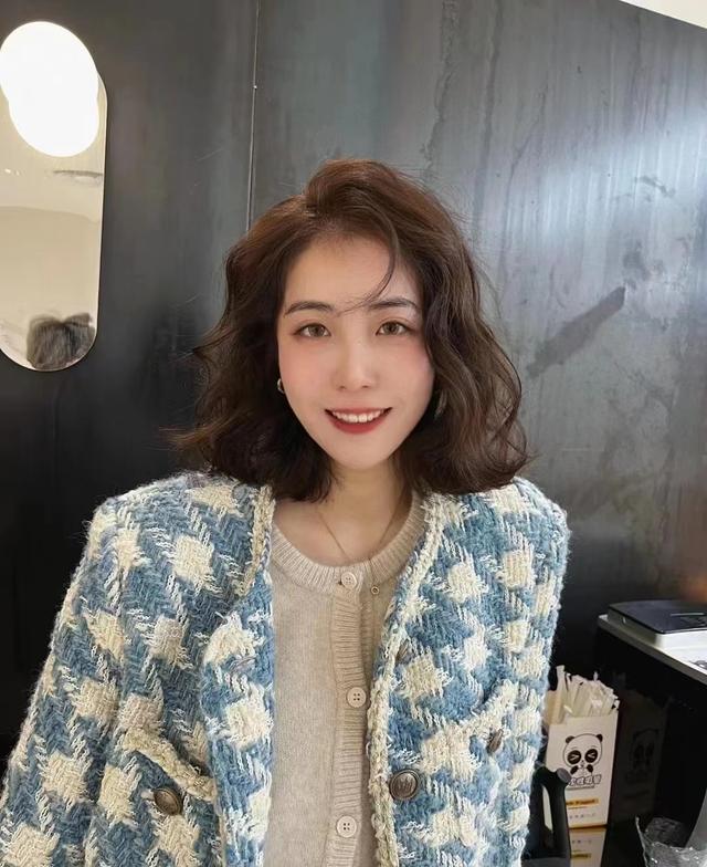 直發(fā)發(fā)型設計圖片（好看的卷發(fā)發(fā)型中長發(fā)圓臉減齡）(6)