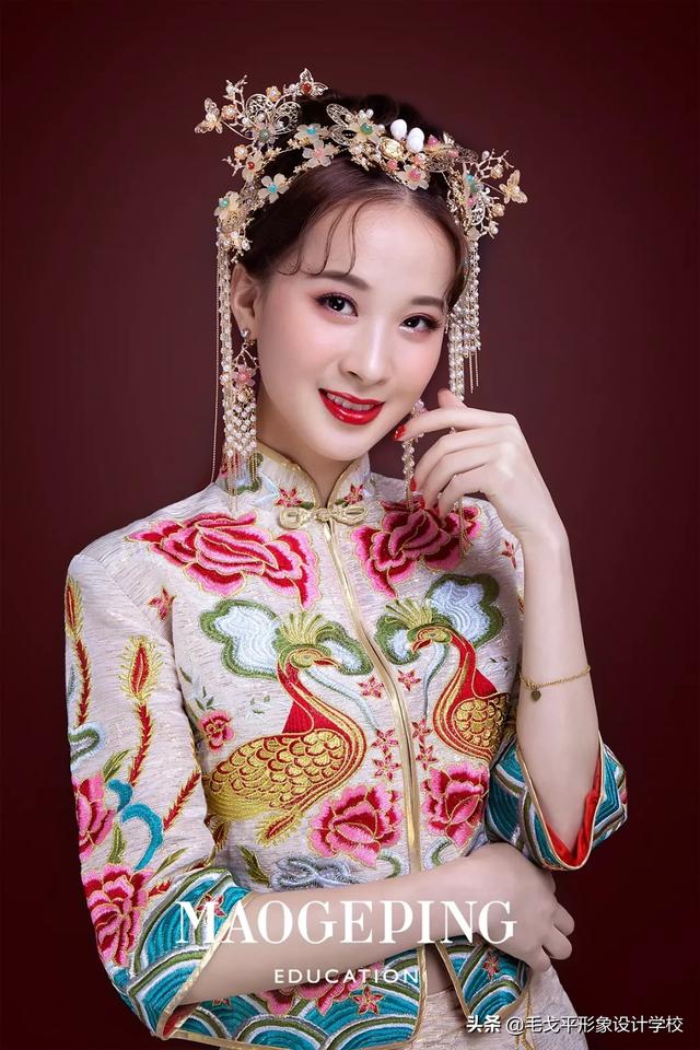 可愛(ài)新娘發(fā)型圖片（適合頭發(fā)多又長(zhǎng)的新娘中式發(fā)型）(1)