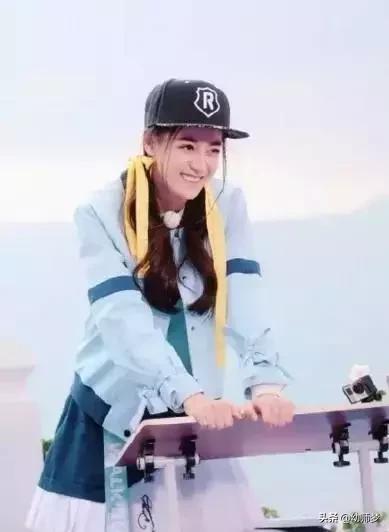 長發(fā)發(fā)型設計與臉型搭配（8款不挑臉型的長發(fā)發(fā)型）(14)