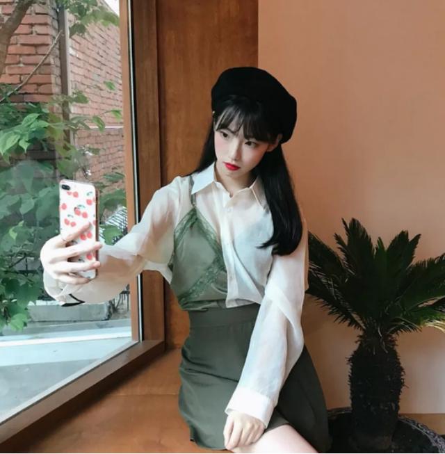 打底吊帶裙怎么搭配（吊帶裙外穿搭配襯衫）(8)