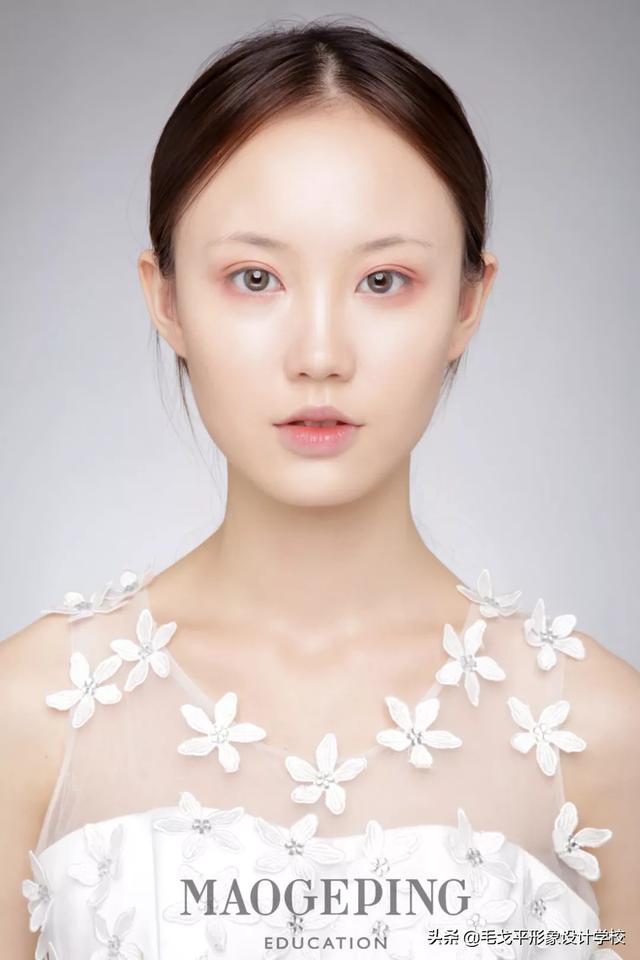 新娘化妝造型圖片（手把手教你打造甜美森系新娘造型）(6)