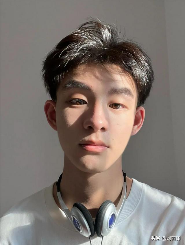 男生發(fā)型設計與臉型搭配圖片（今年最流行的男士發(fā)型圖片）(8)
