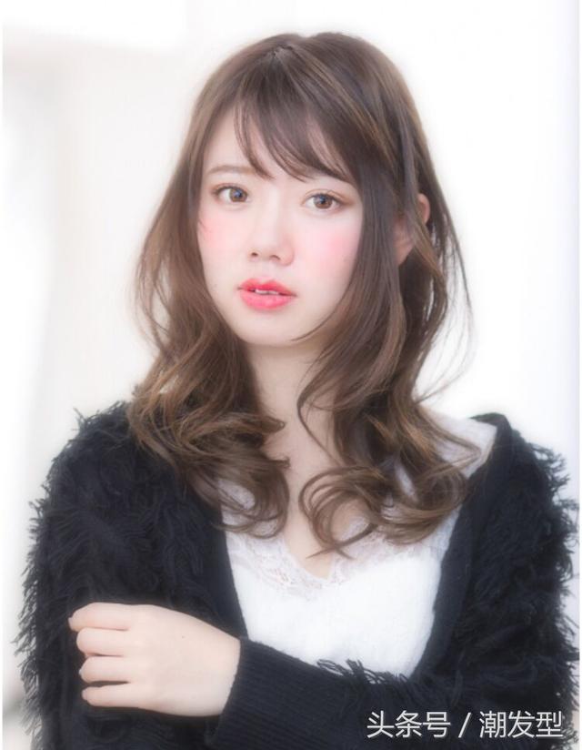 圓臉中長(zhǎng)發(fā)發(fā)型（13款適合圓臉女生的中長(zhǎng)發(fā)發(fā)型）(1)