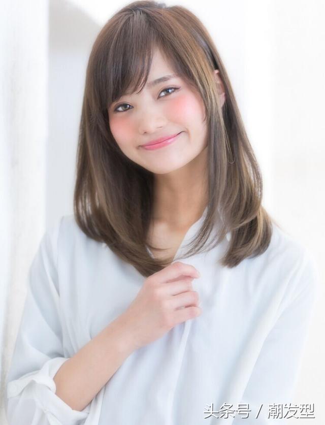 圓臉中長(zhǎng)發(fā)發(fā)型（13款適合圓臉女生的中長(zhǎng)發(fā)發(fā)型）(4)