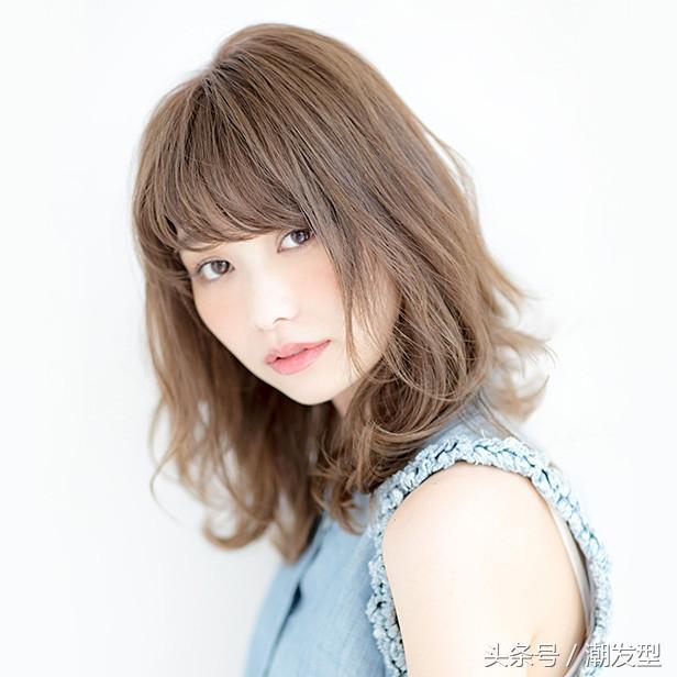 圓臉中長(zhǎng)發(fā)發(fā)型（13款適合圓臉女生的中長(zhǎng)發(fā)發(fā)型）(6)