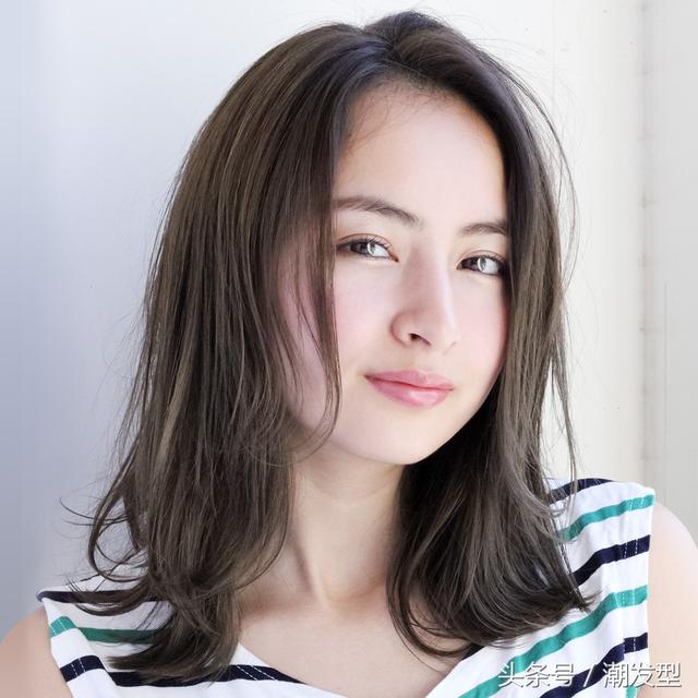 圓臉中長(zhǎng)發(fā)發(fā)型（13款適合圓臉女生的中長(zhǎng)發(fā)發(fā)型）(7)