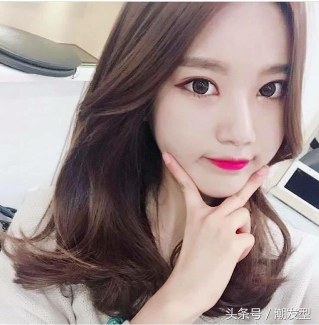 圓臉中長(zhǎng)發(fā)發(fā)型（13款適合圓臉女生的中長(zhǎng)發(fā)發(fā)型）(8)