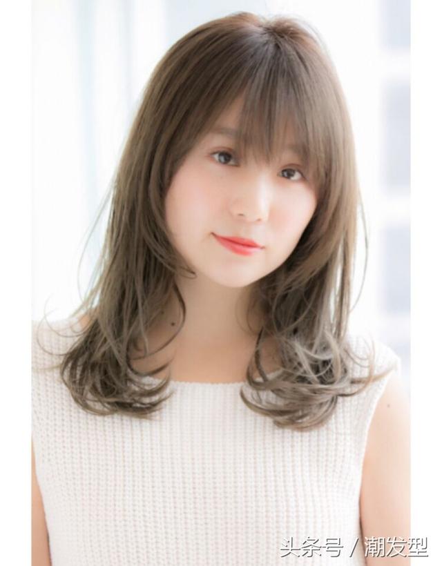 圓臉中長(zhǎng)發(fā)發(fā)型（13款適合圓臉女生的中長(zhǎng)發(fā)發(fā)型）(9)