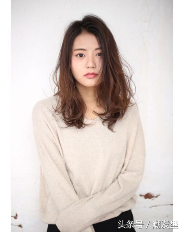 圓臉中長(zhǎng)發(fā)發(fā)型（13款適合圓臉女生的中長(zhǎng)發(fā)發(fā)型）(10)