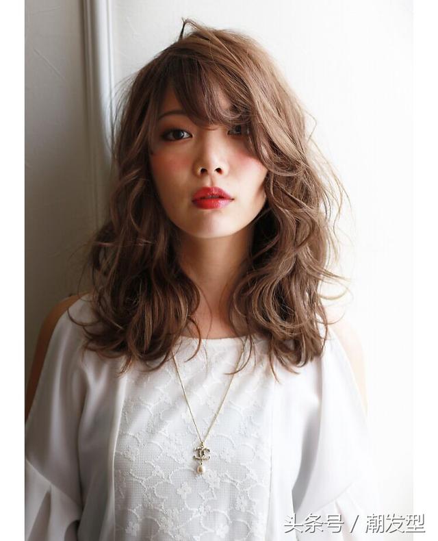 圓臉中長(zhǎng)發(fā)發(fā)型（13款適合圓臉女生的中長(zhǎng)發(fā)發(fā)型）(11)