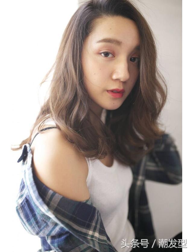 圓臉中長(zhǎng)發(fā)發(fā)型（13款適合圓臉女生的中長(zhǎng)發(fā)發(fā)型）(12)