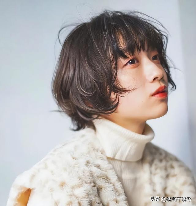 中短發(fā)燙發(fā)發(fā)型圖片（今年流行的長發(fā)型減齡燙發(fā)）(14)