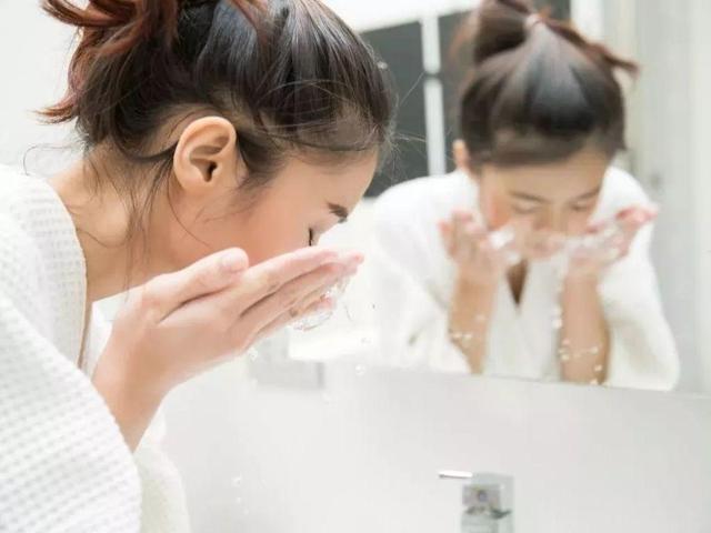 什么洗面奶好用又便宜（十大公認(rèn)最好用的洗面奶 平價(jià)）(1)