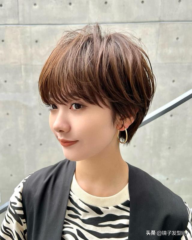 短燙發(fā)發(fā)型圖片（從短到長(zhǎng)女發(fā)18款推邊短發(fā)很利落）(8)