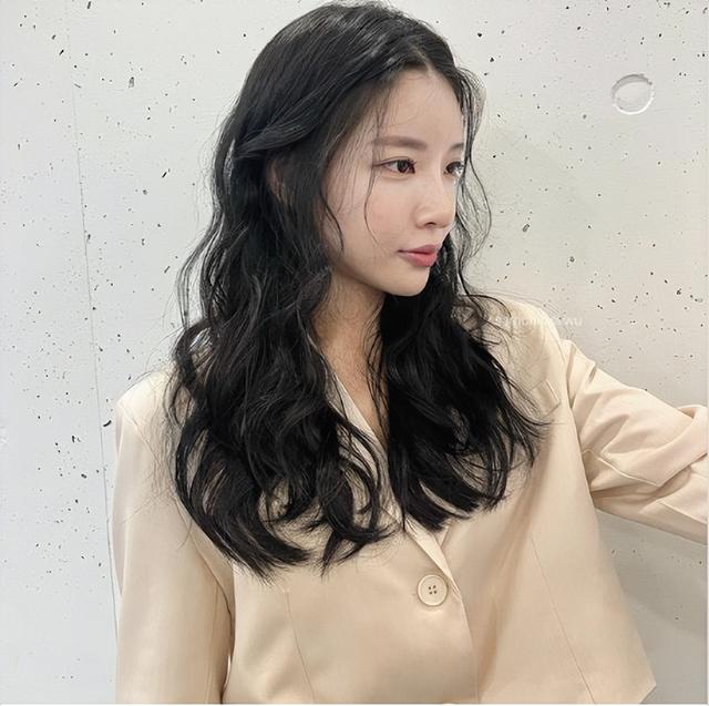 可愛卷發(fā)發(fā)型圖片女（2022羊毛卷燙發(fā)火了Q彈卷度超可愛）(4)