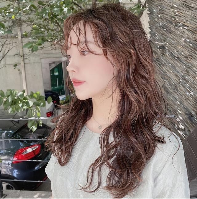 可愛卷發(fā)發(fā)型圖片女（2022羊毛卷燙發(fā)火了Q彈卷度超可愛）(9)