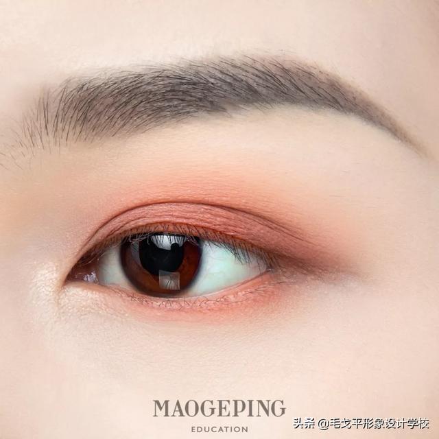 教你如何畫妝容圖片（手把手教你畫簡(jiǎn)單精致的日常妝）(9)
