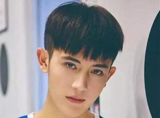 男生大臉適合的發(fā)型（臉大的男生剪這4款發(fā)型）(4)