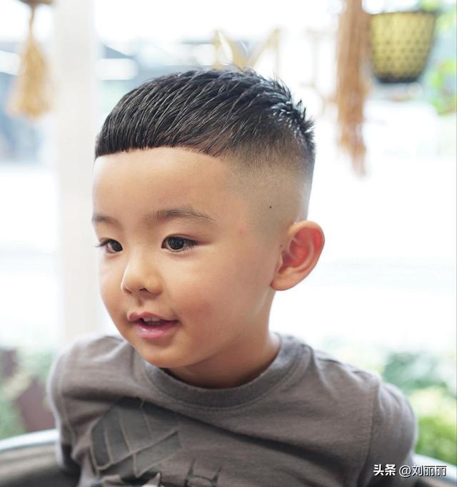 小學(xué)生短發(fā)發(fā)型圖片（十一最帥氣小男孩發(fā)型15款）(1)