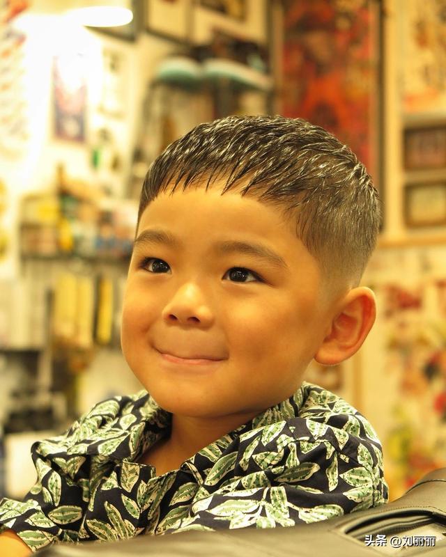 小學(xué)生短發(fā)發(fā)型圖片（十一最帥氣小男孩發(fā)型15款）(2)