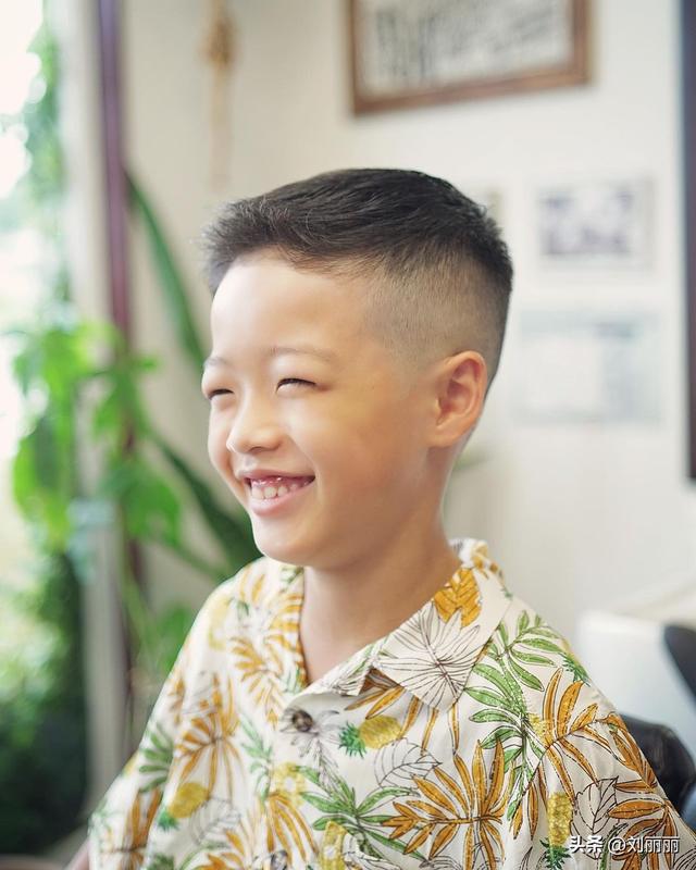 小學(xué)生短發(fā)發(fā)型圖片（十一最帥氣小男孩發(fā)型15款）(3)